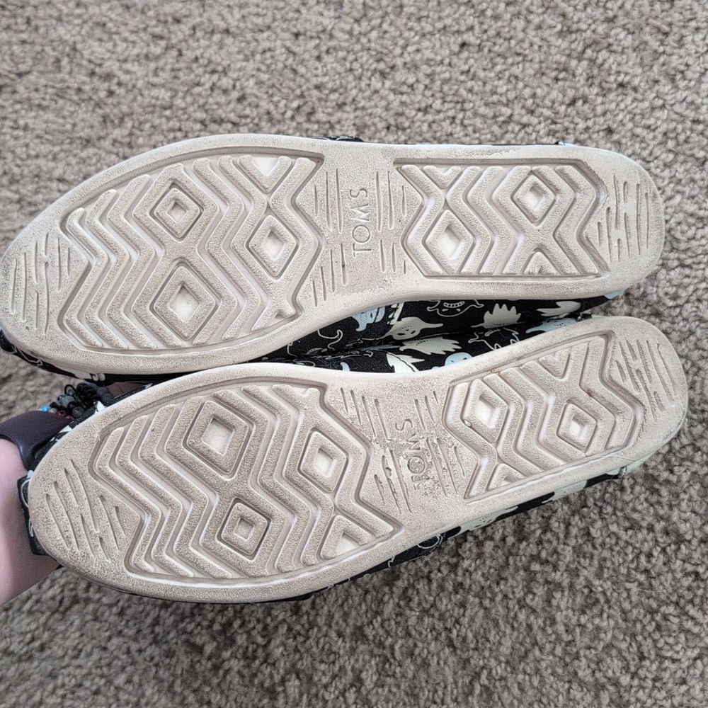 TOMS Women's Black Canvas Slip-Ons with Light Gray & Cream Ghost Print, Sz 8 - Picture 5 of 5